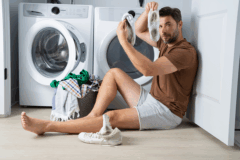 우리가 매일 신는 양말 속에 상상하기 어려운 세균이 숨어 있다. 영국 레스터대학교의 미생물학자인 프림로즈 프리스톤 박사에 따르면, 발 피부 1㎠에는 최대 1,000만 개의 미생물이 서식할 수 있다. 이를 발 전체 면적으로 환산하면 수억에서 수십억 마리에 달하는 세균이 양말 속에서 번식하는 셈이다.