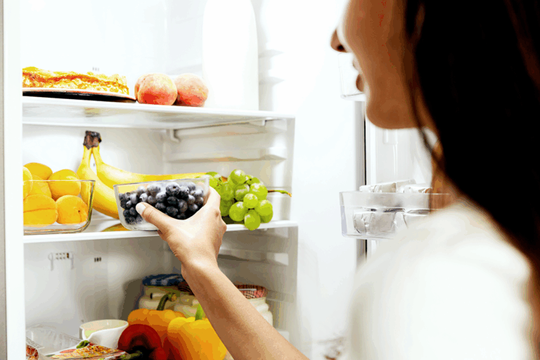 풍성하게 차려진 명절 밥상 뒤에는 늘 남은 음식이 문제로 남는다. 물가가 치솟은 요즘, 버리기 아깝다고 실온에 두고 먹다가는 건강을 위협할 수 있다. 식품의약품안전처에 따르면 상온에 방치된 음식은 단 몇 시간 만에도 식중독균이 급격히 증식한다.