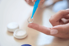 콘택트렌즈는 단순히 시력을 교정하는 수단을 넘어 미용상 이유로도 널리 사용된다. 투명 렌즈뿐 아니라 컬러 렌즈, 난시 교정 렌즈 등 선택지가 다양해지면서 젊은 세대부터 중장년층까지 폭넓게 활용하고 있다. 그러나 눈에 직접 닿는 의료기기라는 특성상 부주의한 사용은 각막 손상, 염증, 심지어 시력 저하까지 초래할 수 있다.
