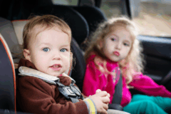 명절이면 가족을 만나러 장거리 이동에 나서는 경우가 많다. 그러나 영유아와 함께하는 장거리 운전은 단순한 피로를 넘어 안전 문제와 직결된다. 부모가 작은 디테일을 놓치면 카시트의 효과가 떨어지거나 아이가 위험에 노출될 수 있다. 전문가들은 “장거리 이동은 부모의 철저한 준비가 아이의 생명을 지킨다”라고 강조한다.