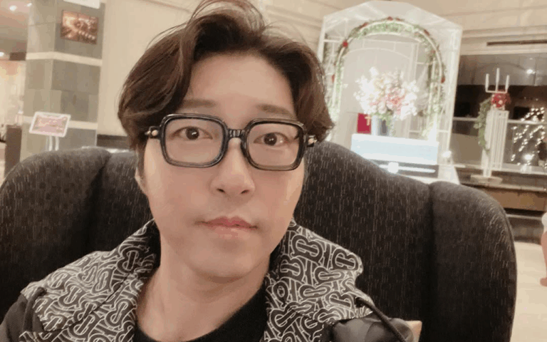 구독자 144만 명을 보유했던 인기 유튜버 대도서관(본명 나동현)이 향년 47세로 세상을 떠났다는 소식은 많은 이들에게 충격과 슬픔을 안겼다. 사망 원인이 공개되지 않아 추측이 이어졌지만, 이후 전 배우자의 언급을 통해 ‘뇌출혈’이 최종 사인으로 확인됐다. 상대적으로 젊은 나이였던 만큼, 뇌혈관 질환의 위험성이 다시 한번 주목받고 있다.