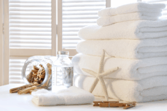 매일 샤워를 하더라도 수건을 한 번 쓰고 다시 사용한다면 청결을 유지한다는 본래 목적이 무색해질 수 있다. 피부 각질, 땀, 체액이 묻은 수건은 미생물이 증식하기에 최적의 환경이 된다. 전문가들은 “수건은 최대 두 번까지만 쓰고 세탁하는 것이 안전하다”라고 강조한다. 특히 면역력이 약한 아이, 노약자, 환자라면 매번 새로 세탁한 수건을 사용하는 것이 바람직하다.